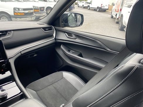 Used 2025 Jeep Grand Cherokee L Altitude image 34