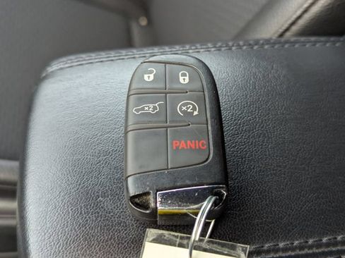 Used 2024 Jeep Compass Latitude w/ Convenience Group AWD/4WD image 18