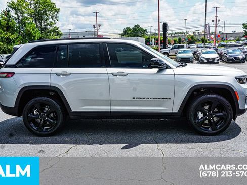 Used 2025 Jeep Grand Cherokee Limited w/ Luxury Tech Group II RWD image 8