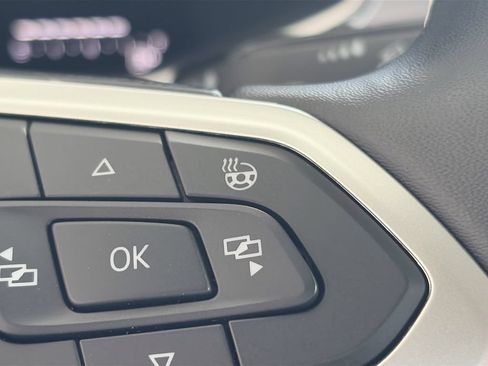 Certified 2025 Volkswagen Taos SE FWD image 18