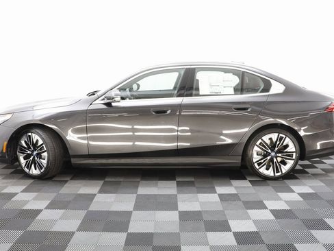 New 2025 BMW i5 xDrive40 w/ Premium Package image 4