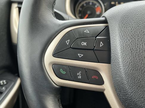 Used 2017 Jeep Cherokee Latitude w/ Cold Weather Group image 17