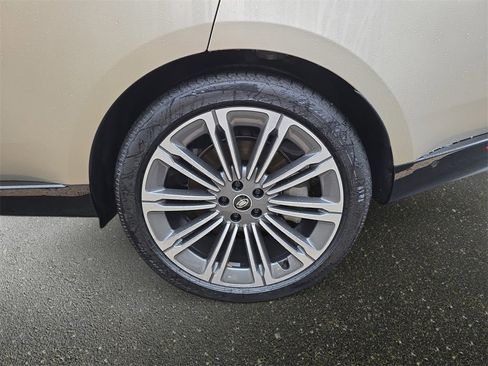 New 2025 Land Rover Range Rover SE image 36