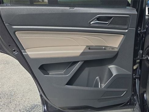 Used 2023 Volkswagen Atlas SE w/ Panoramic Sunroof Package FWD image 10