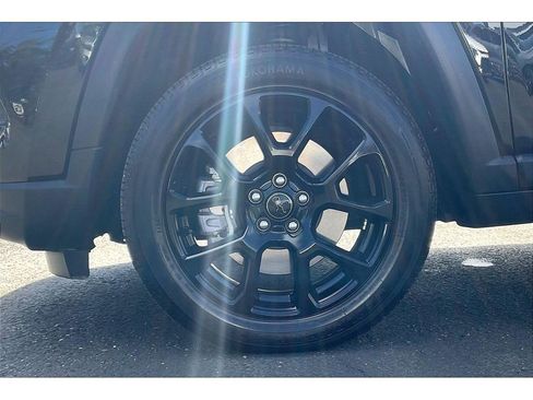 Used 2025 Jeep Compass Latitude w/ Altitude Special Edition AWD/4WD image 9