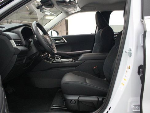 New 2026 Mitsubishi Outlander ES image 6