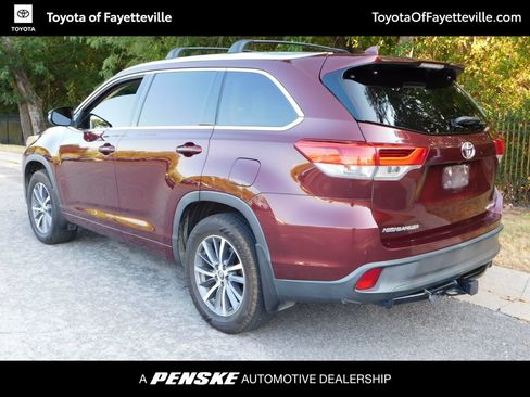 Used 2018 Toyota Highlander XLE AWD/4WD image 3