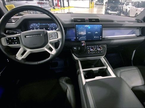 Used 2025 Land Rover Defender 130 X-Dynamic SE image 15