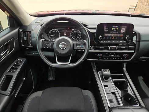 Used 2024 Nissan Pathfinder SV image 7