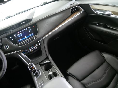 Used 2018 Cadillac XT5 Platinum w/ Driver Assist Package AWD/4WD image 11