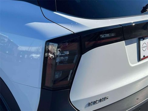 Used 2025 Nissan Kicks SR image 8