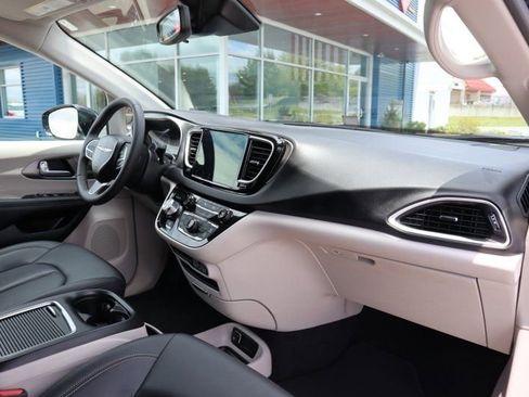 Used 2024 Chrysler Pacifica Touring-L FWD image 20