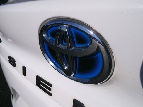 Used 2021 Toyota Sienna LE AWD/4WD image 44