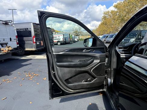 Used 2023 Jeep Grand Cherokee Trailhawk w/ Luxury Tech Group III image 10