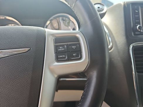 Used 2015 Chrysler Town & Country Touring FWD image 25