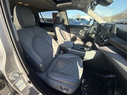 Used 2021 Toyota Highlander XLE image 25