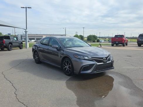 Used 2024 Toyota Camry SE w/ Convenience Package FWD image 4