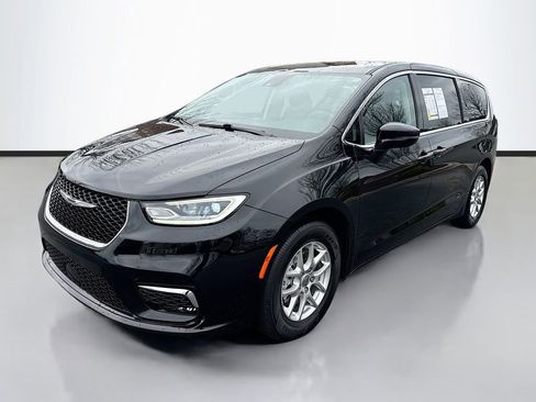 Used 2024 Chrysler Pacifica Touring-L image 3