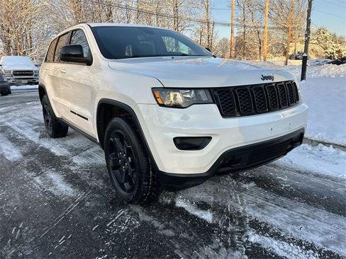 Used 2018 Jeep Grand Cherokee Laredo image 2