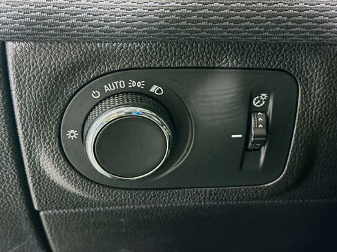 Used 2018 Chevrolet Cruze LT w/ Convenience Package image 16