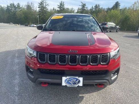 Used 2025 Jeep Compass Trailhawk AWD/4WD image 2