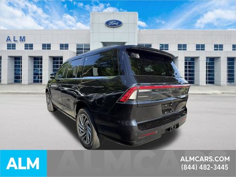 Used 2025 Lincoln Navigator Reserve AWD/4WD image 9