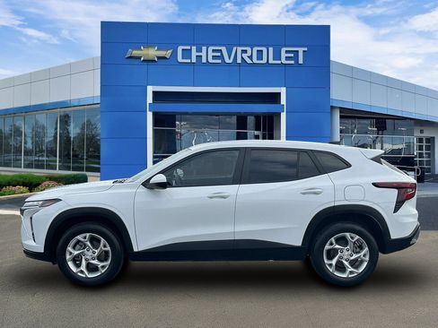 Certified 2024 Chevrolet Trax LS w/ LS Convenience Package FWD image 2