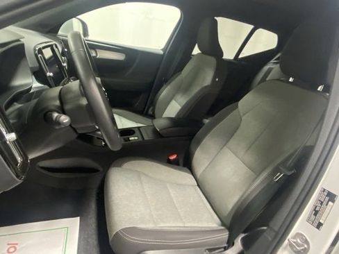 Used 2025 Volvo XC40 B5 Core image 11