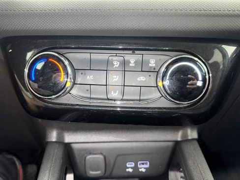 Used 2025 Chevrolet TrailBlazer LT AWD/4WD image 17