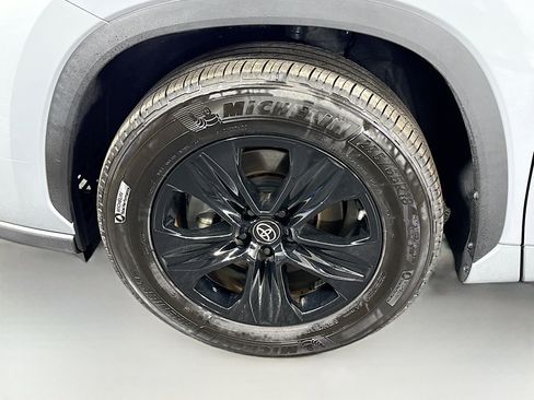 Used 2024 Toyota Highlander XLE image 38