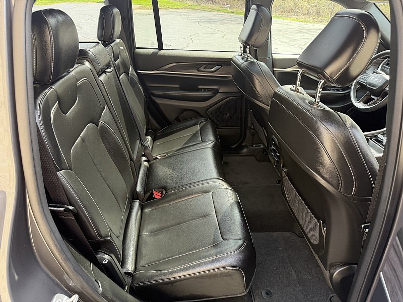 Used 2024 Jeep Grand Cherokee Limited w/ Black Appearance Package AWD/4WD image 18