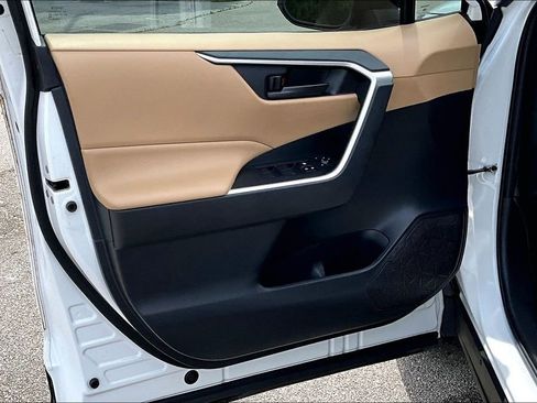 Used 2019 Toyota RAV4 LE FWD image 20