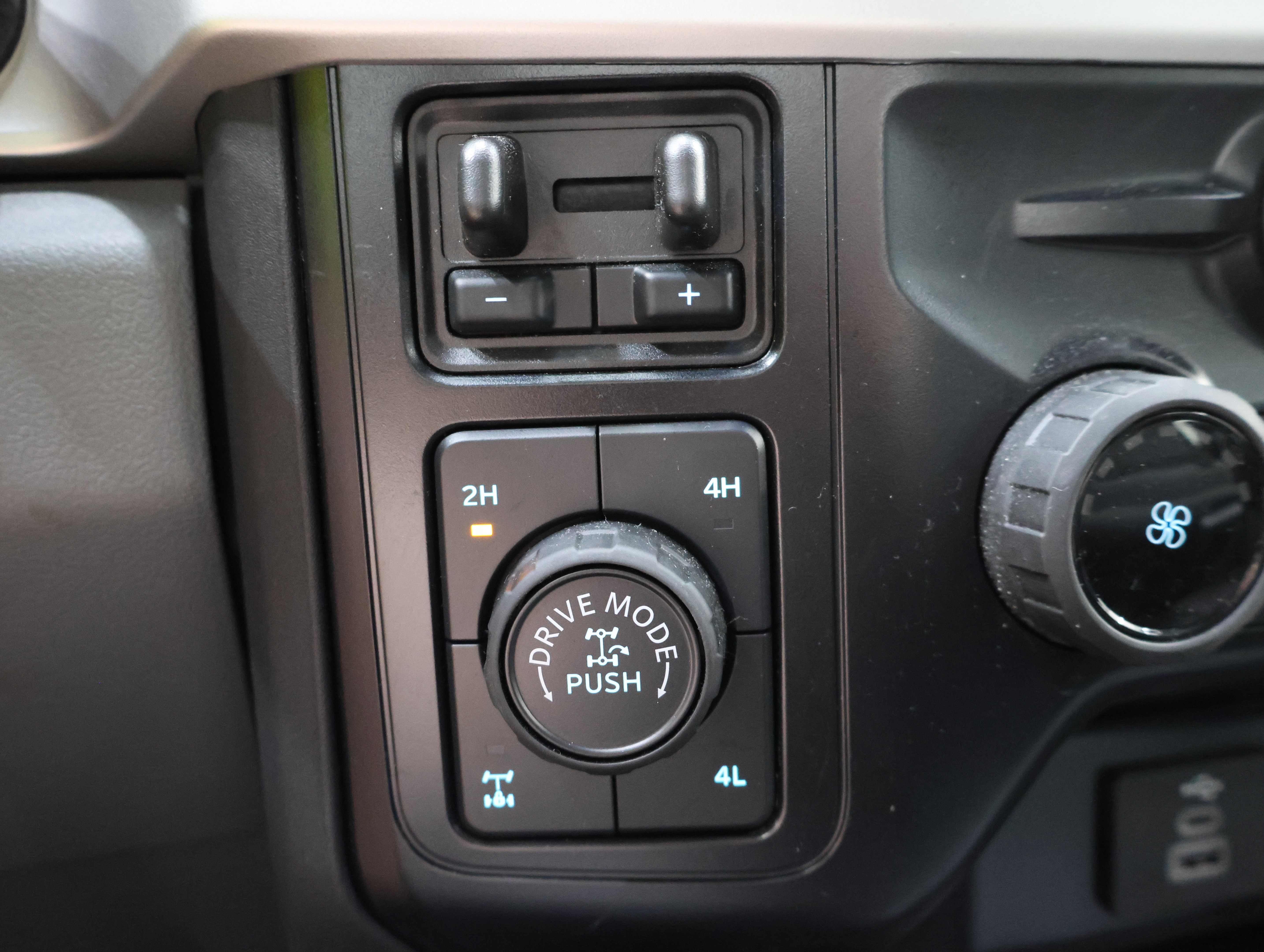 Used 2025 Ford F350 XLT w/ Tremor Off-Road Package AWD/4WD image 40