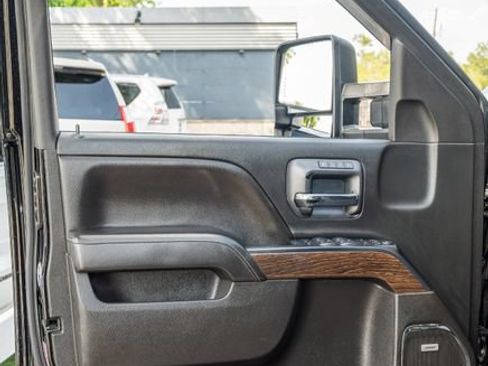 Used 2018 GMC Sierra 2500 Denali w/ Duramax Plus Package AWD/4WD image 17