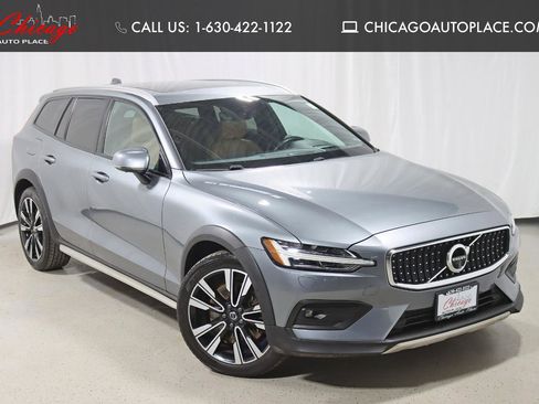 Used 2020 Volvo V60 T5 Cross Country image 1
