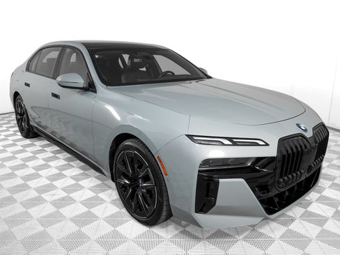 Used 2023 BMW i7 xDrive60 AWD/4WD image 3