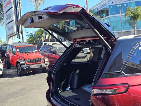 New 2025 Jeep Grand Cherokee Limited image 8