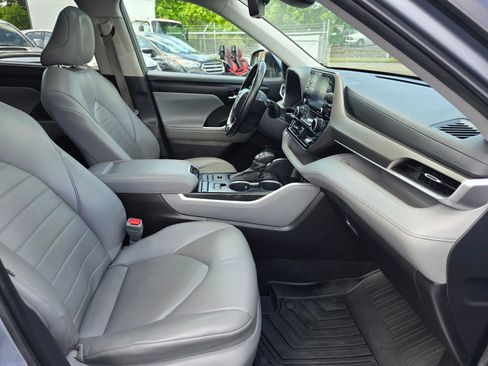 Used 2022 Toyota Highlander XLE AWD/4WD image 11