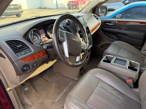 Used 2014 Chrysler Town & Country Touring image 7