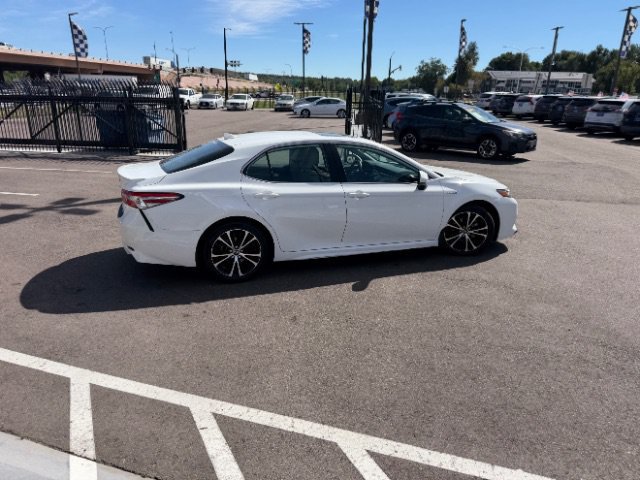 Used 2020 Toyota Camry SE w/ Sunroof Package FWD image 15