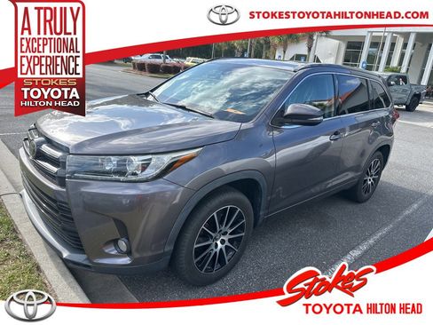Used 2018 Toyota Highlander SE image 1