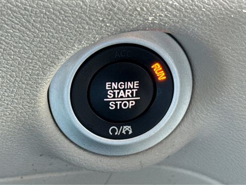 Used 2022 Chrysler Pacifica Touring-L image 9