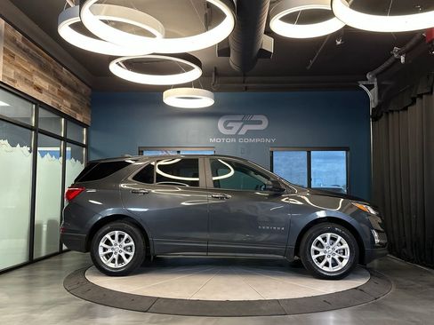 Used 2021 Chevrolet Equinox LS w/ LS Convenience Package FWD image 2