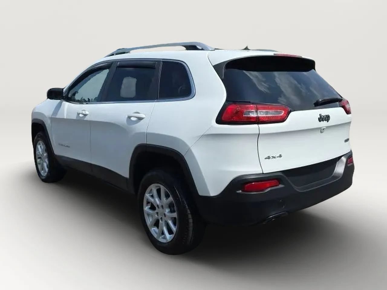 Used 2018 Jeep Cherokee Latitude Plus w/ Cold Weather Group AWD/4WD image 6