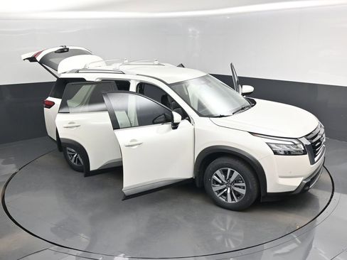 Used 2024 Nissan Pathfinder SL image 19