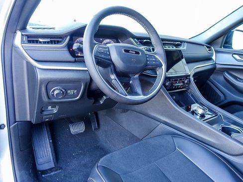 New 2025 Jeep Grand Cherokee Altitude image 2