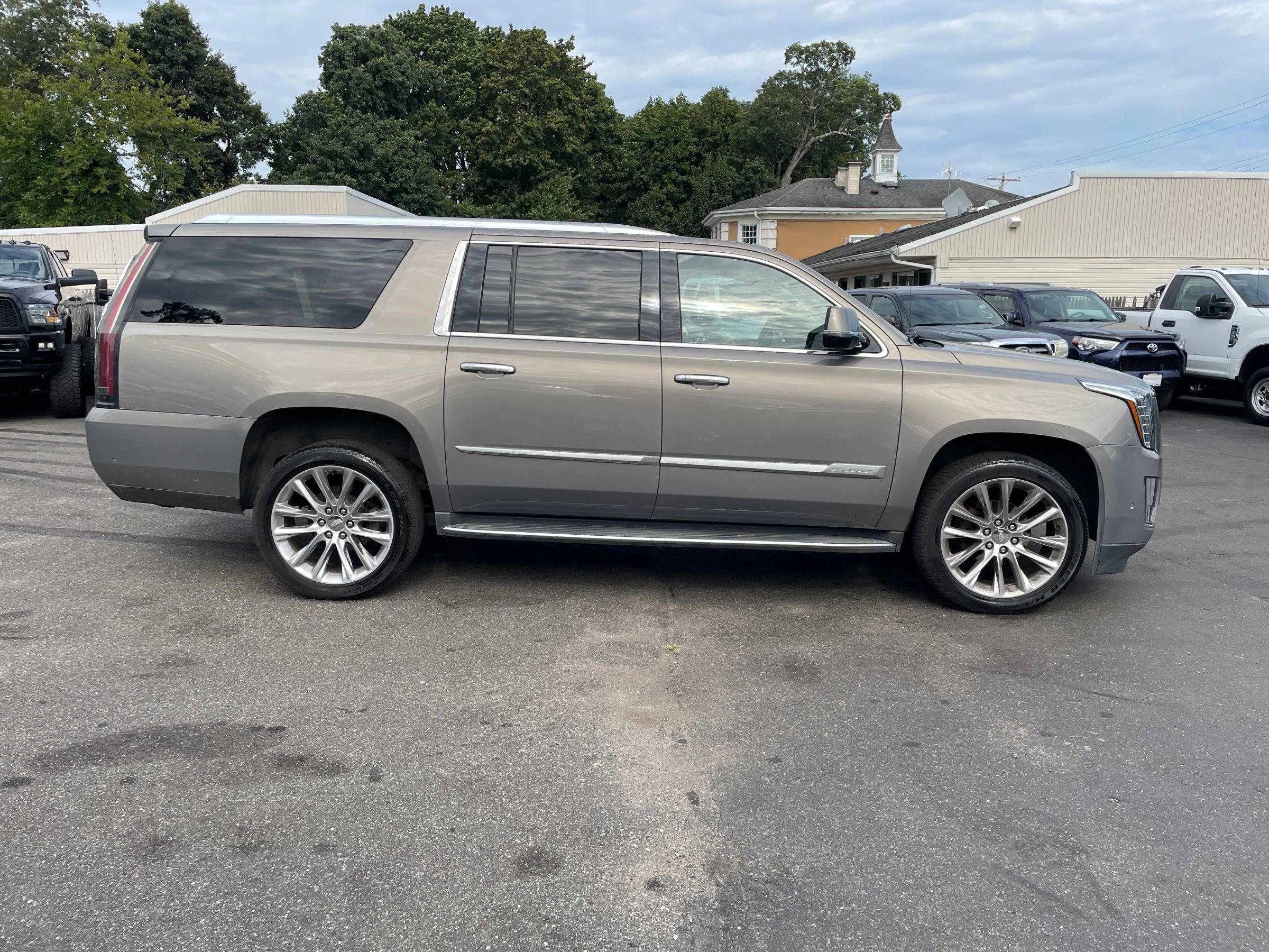 Used 2018 Cadillac Escalade ESV Luxury AWD/4WD image 5