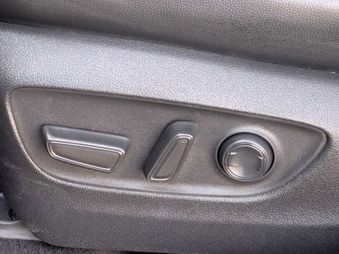 Used 2023 Toyota Highlander XLE AWD/4WD image 16