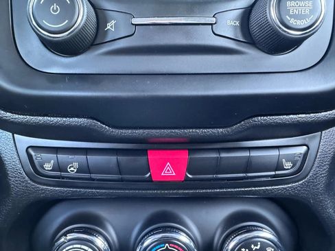 Used 2017 Jeep Renegade Latitude w/ Cold Weather Group image 23