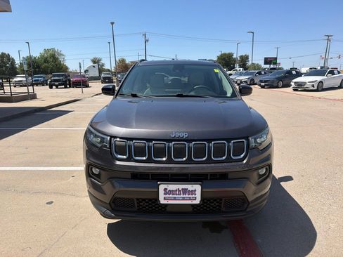 Used 2022 Jeep Compass Latitude FWD image 2